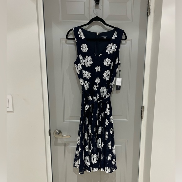 Tommy Hilfiger Dresses & Skirts - NWT Tommy Hilfiger Daisy Lace Floral Belted Dress